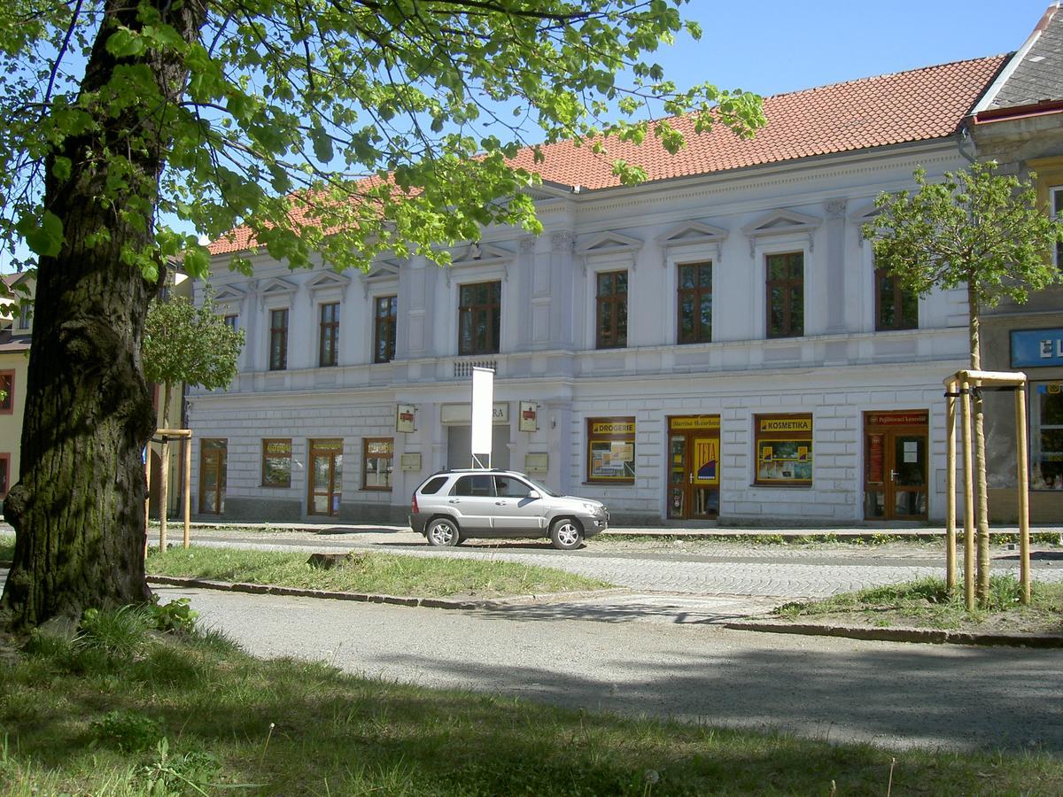 Hotel U Cerneho Orla Kostelec nad Černými Lesy Exterior foto