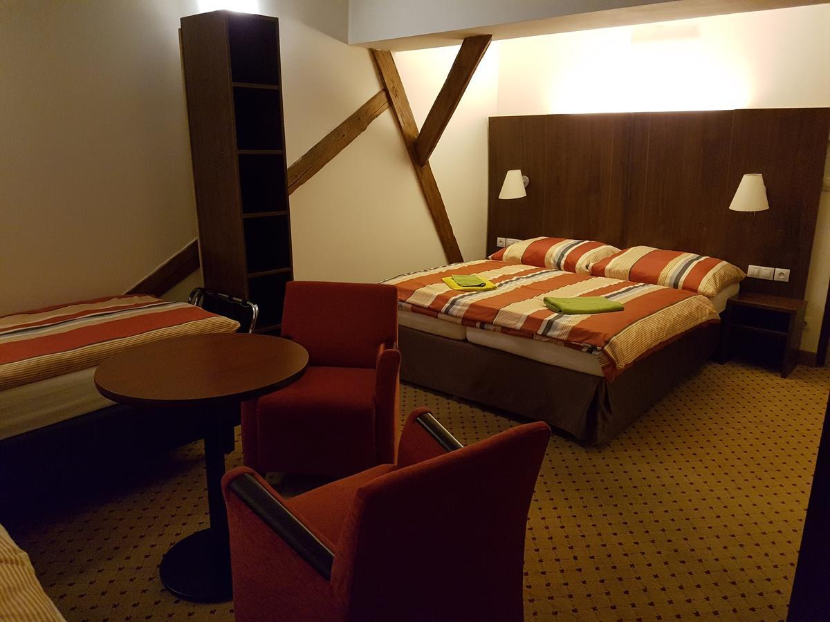 Hotel U Cerneho Orla Kostelec nad Černými Lesy Exterior foto