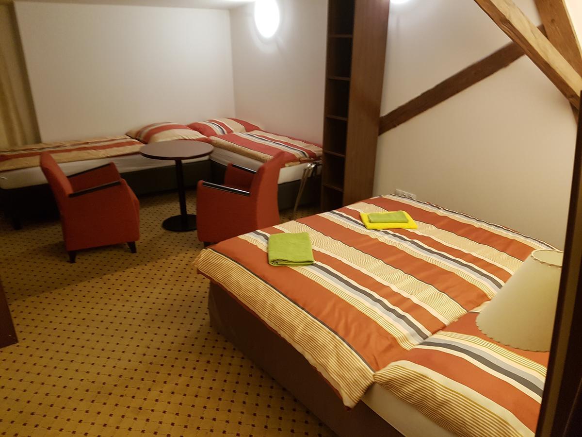 Hotel U Cerneho Orla Kostelec nad Černými Lesy Exterior foto
